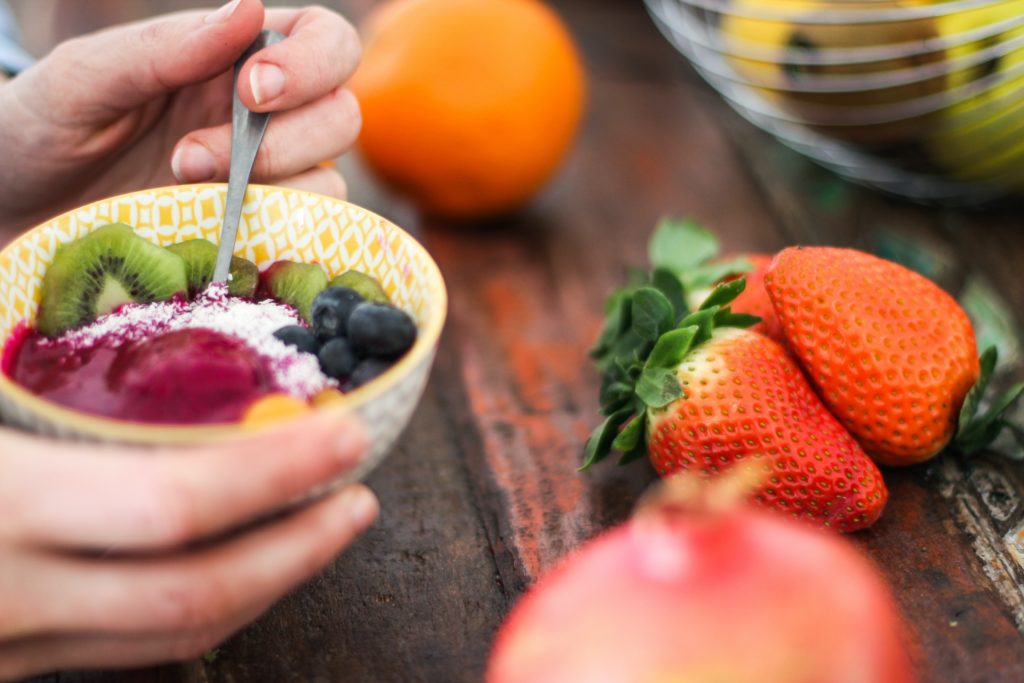 Bowl de acai con frutas Salud Mental Lo que debemos consumir con fruta del amazonas, rico en antioxidantes